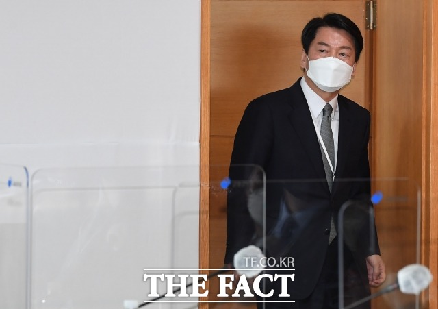 안철수 대통령직인수위원회 위원장이 30일 인수위에서 기자회견을 열고 향후 거취를 표명할 예쩡이다. 사진은 안 위원장이 29일 서울 종로구 통의동 금감원 연수원에 마련된 인수위원회에서 열린 간사단 회의에 앞서 윤석열 대통령 당선인과 대화 후 회의장에 들어서는 모습. /인수위사진기자단