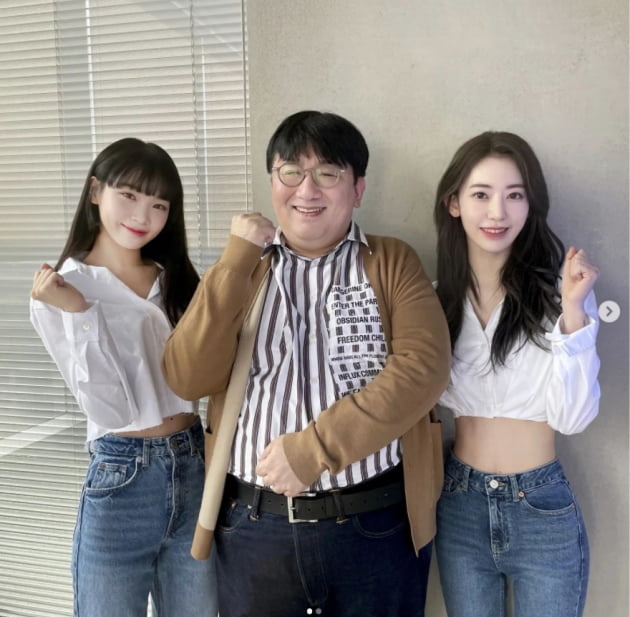 방시혁 하이브 의장(가운데)이 그룹 아이즈원 출신 사쿠라(오른쪽)와 김채원(왼쪽)이 합류한 쏘스뮤직 론칭 신인 걸그룹 르세라핌의 데뷔 앨범 프로듀싱을 맡는다. /방시혁 SNS 캡처