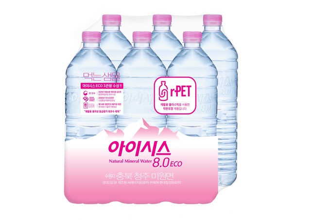 롯데칠성음료가 재생 플라스틱으로 만든 아이시스8.0 ECO 1.5L 제품을 출시한다. /롯데칠성음료 제공