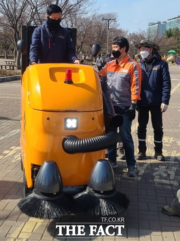 일산호수공원 관리에 도입 될 소형전기청소차. 220V 일반 콘센트를 이용하며 1회 충전으로 6~8시간 연속작업이 가능하다./고양시 제공