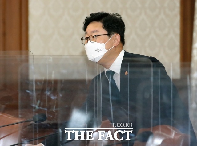 박범계 법무부장관이 29일 서울 종로구 정부서울청사에서 열린 국무회의에 참석하고 있다. /이동률 기자