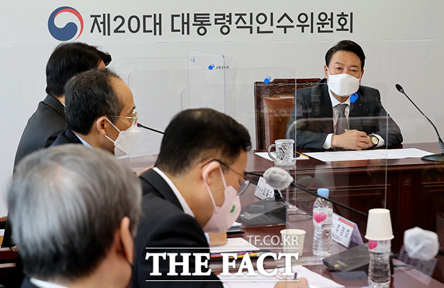 윤석열 대통령 당선인은 31일 통의동 인수위 회의실에서 인수위원회 경제2분과 업무보고를 가졌다. 윤 당선인은 이날 규제완화와 통상 정책 추진 방향, 원전 산업 복원에 대한 보고를 받았다. / 인수위사진기자단