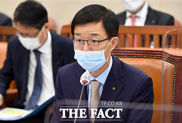 31일 정부공직자윤리위원회가 공개한 2021년도 고위공직자 재산변동사항에 따르면 방문규 수출입행장은 2020년보다 10억2254만 원 늘어난 70억2188만 원을 신고했다. 사진은 지난 2020년 10월 방문규 한국수출입은행장이 국정감사에서 의원 질의에 답변하고 있는 모습이다. /이새롬 기자