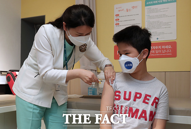 만 5~11세 소아에 대한 코로나19 백신 접종 첫 날인 31일 오전 서울 강서구 미즈메디병원에서 간호사가 어린이에게 백신접종을 하고 있다. /사진공동취재단
