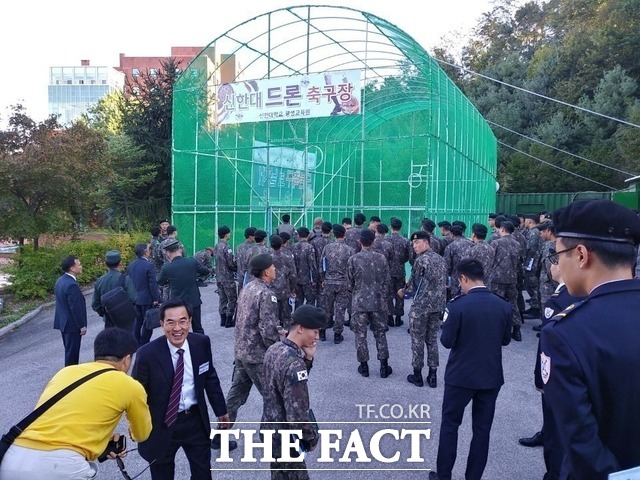 군 장병 등 젊은이들의 이용에 인기를 끌고 있는 신한대 드론 축구장. /신한대 드론교육원 제공