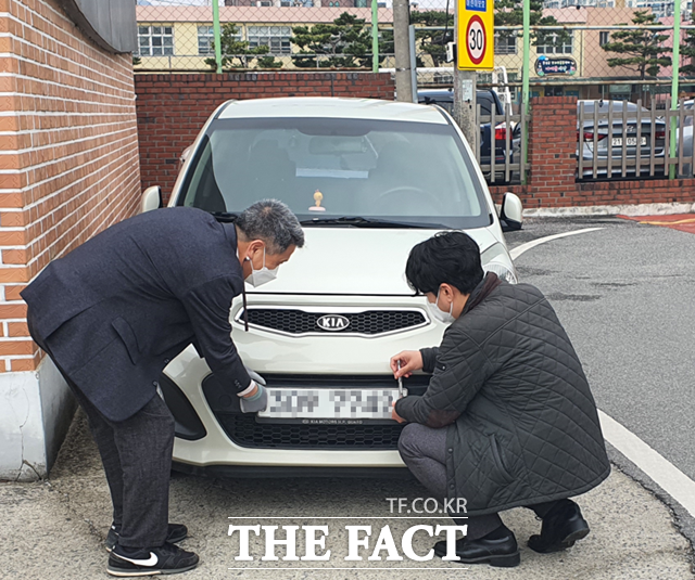 홍성군은 매주 수요일을 체납 차량 번호판 영치의 날로 지정하고 집중 단속을 시행한다. / 홍성군 제공
