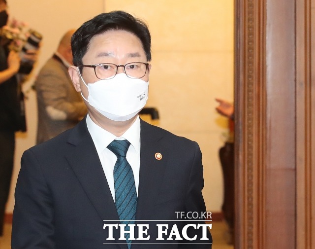 박범계 법무부장관이 29일 서울 종로구 정부서울청사에서 열린 국무회의에 참석하고 있다. /이동률 기자