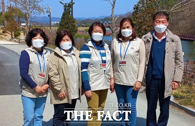 진안군은 전북도 대표관광지인 마이산에서 활동하고 있는 문화관광해설사·외국어통역안내원 11명에게 근무복을 지급했다고 31일 밝혔다. /진안군 제공