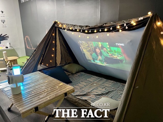 포터블 스크린 더 프리스타일을 체험할 수 있는 공간은 캠핑장이나 침실처럼 실제 사용 공간과 비슷하게 구현됐다. /한예주 기자