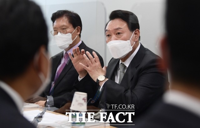 윤석열 대통령 당선인은 31일 오전 인수위원회 경제분과 업무 보고를 받고 오후에는 한국무역협회를 방문해 청년 무역인들을 격려한다. /이새롬 기자