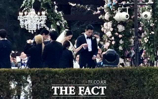 배우 현빈과 손예진이 31일 오후 서울 광진구 그랜드워커힐 호텔 애스톤하우스에서 결혼식을 올리고 있다. /남윤호 기자