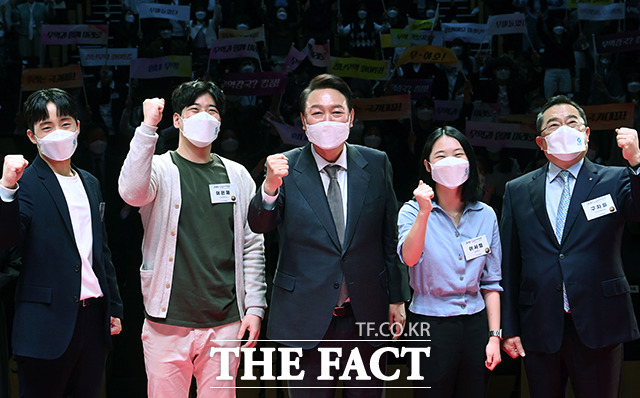 윤석열(가운데) 대통령 당선인과 구자열(오른쪽) 한국무역협회 회장이 31일 서울 삼성동 무역센터에서 열린 청년 무역 국가대표와의 만남에서 청년 무역인들과 기념촬영을 하고 있다. /인수위사진기자단