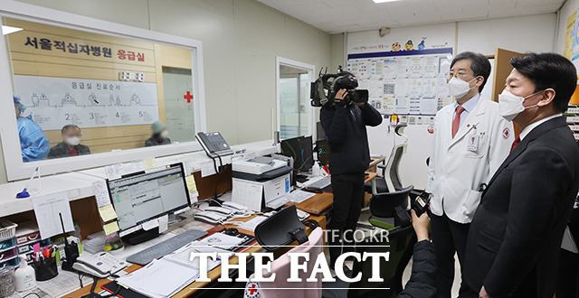 안철수 인수위원회 위원장(오른쪽)과 코로나비상대응특위 위원들이 31일 오후 서울 종로구 서울적십자병원 코로나19 외래진료센터를 방문해 문영수 서울적십자병원장으로부터 현황을 보고 받고 있다./인수위사진기자단