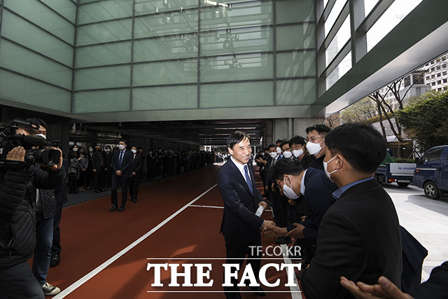 이주열 한국은행 총재가 31일 이임식을 마치고 서울 중구 한국은행에서 마지막 퇴근길에 직원들의 배웅을 받고 있다. /이동률 기자