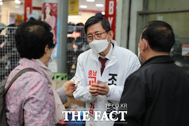 조영종 충남교육감 예비후보가 천안중앙시장에서 시민 의견을 청취하고 있다. / 조영종 예비후보 제공
