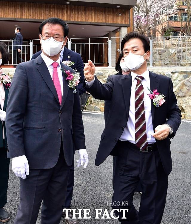 조규일(오른족)진주시장과 이상영 진주시의회 의장이 31일 준공한 월아산 자연휴양림을 둘러보고 있다./진주시 제공