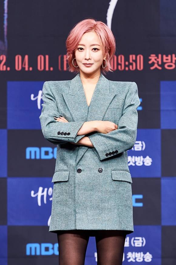 핑크 단발 머리로 파격 변신을 한 배우 김희선은 23번째 재발견이 될 것이라고 자신했다. /MBC 제공