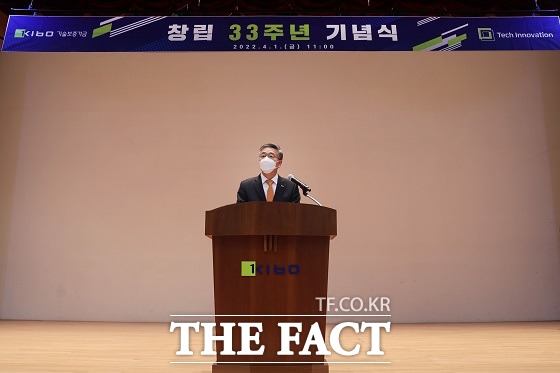 김종호 기술보증기금 이사장은 1일 부산시 기보 본사에서 열린 창립 33주년 기념행사에서 인플레이션, 원자재가격 급등, 디지털전환과 ESG 등 우리가 직면한 다양한 어려움 앞에, 기보가 흔들리지 않는 원칙과 마음가짐을 가지고 미래를 대비해가자며 이같이 밝혔다./기보 제공.