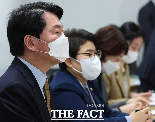 안철수 대통령직 인수위원회 위원장(왼쪽)이 1일 오후 서울 종로구 통의동 제20대 대통령직 인수위원회에서 열린 청소년·가족단체 간담회에 참석해 발언하고 있다. /인수위사진기자단