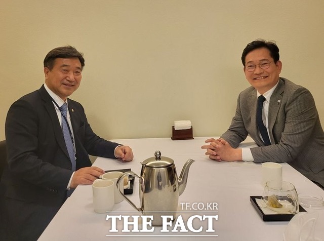 송영길 전 더불어민주당 대표가 1일 인천을 떠나 서울로 주소지를 옮겼다고 밝혔다. 오는 6월 지방선거를 대비하기 위한 조치로 보인다. 다만 송 전 대표는 서울시장 출마 여부에 대해서는 당원과 당의 결정에 충실히 따르겠다며 직접적인 언급을 피했다. / 송 전 대표 페이스북 갈무리