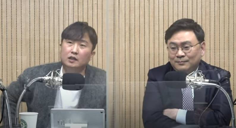 친여 성향 유튜버 이동형 작가(왼쪽)의 방송에서 이재명 고문의 2030 여성 지지층을 향한 성희롱 발언이 논란이 됐다. /유튜브 채널 이동형TV 영상 갈무리