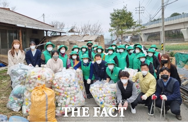 김점덕 새마을부녀회장은 “영농에 활용된 영농폐기물을 깨끗이 수거해 한결 마음이 가볍다”며 “앞으로도 쾌적한 마을 환경을 유지할 수 있도록 주기적으로 환경정비 봉사를 펼칠 것”이라고 말했다. / 정읍시 제공