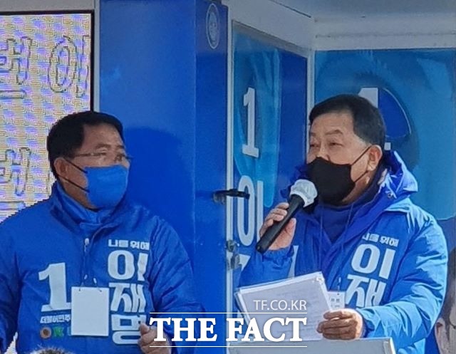 전남도의회 I도의원(오른쪽)이 대통령 선거운동 기간인 지난 3월7일 벌교읍 한 연설회장에서 차량을 이용한 선거운동에 참여하고 있다.I도의원은 연설 중 상당 시간을 자신을 홍보에 치중했다는 이유로 보성지역 일부 당원으로부터 중앙당 지침 위반으로 제소됐다. /독자 제공