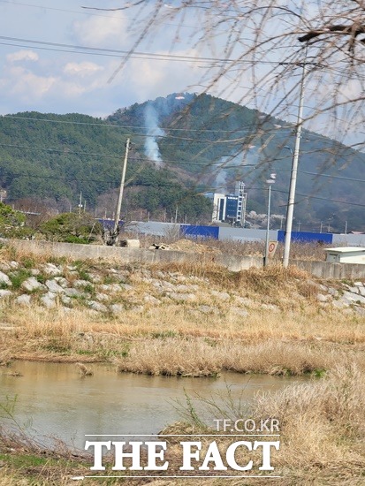 1일 오후 1시36분께 경남 사천시 정동면 고읍리 인근 야산에 공군 훈련용 전투기 KT1 1대가 추락했다. /사천=강보금 기자