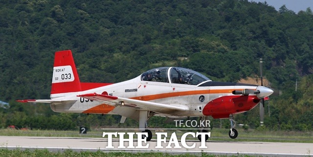 이륙준비 중인 KT-1 기본훈련기./KAI