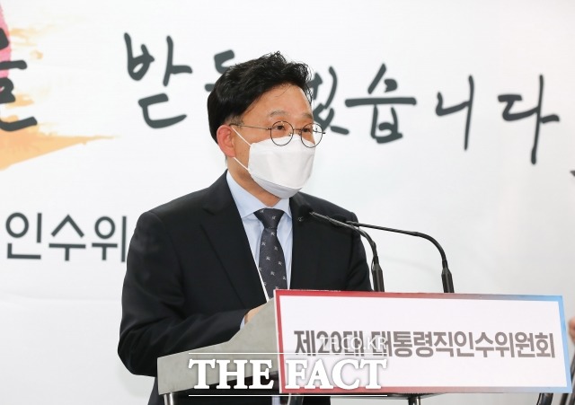원일희 대통령직인수위원회 수석부대변인이 1일 오후 서울 통의동 인수위 브리핑룸에서 현안 브리핑을 하고 있다. /인수위사진기자단