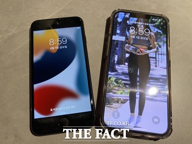 홈 버튼이 적용돼서 인지 생각보다 넓은 베젤때문에 최신 스마트폰에 익숙해진 소비자들에겐 답답함을 줄 수 있을 것 같았다. 사진은 아이폰SE3(왼쪽)과 아이폰13 프로 모습. /한예주 기자