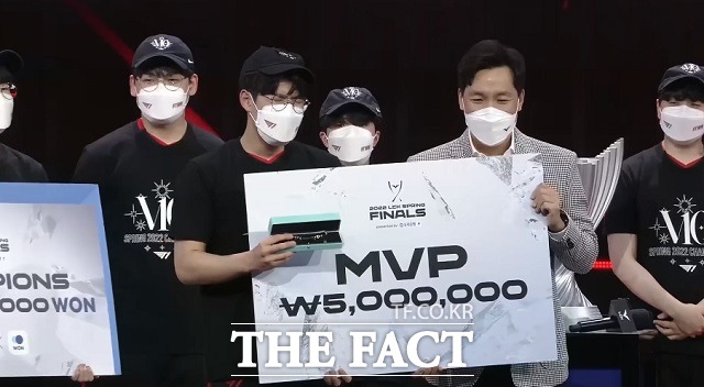 T1 오너 문현준이 2일 오후 열린 2022 리그오브레전드 챔피언스 코리아 스프링 결승전에서 최우수선수로 선정된 뒤 감격의 눈물을 흘리고 있다. /네이버 중계 캡처