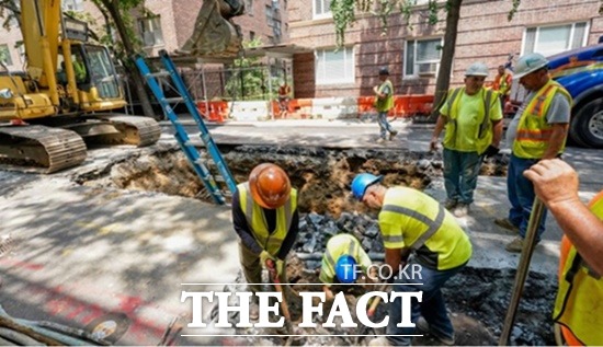 3월 미국 비농업부문에서 고용이 43만1000명 늘어난 것으로 나타났다. 네덜란드 ING는 고용지표 호조는 미국 중앙은행이 기준금리를 신속히 올려야 하는 근거가 된다는 평가를 내놨다. 뉴욕에서 인부들이 도로 공사를 하고 있다. /ING