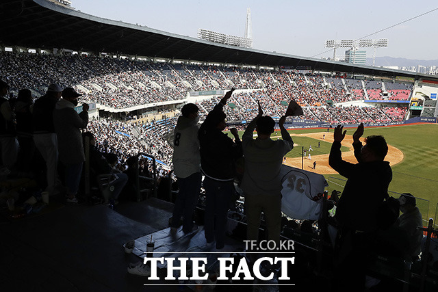 2022 KBO리그 두산 베어스와 한화 이글스의 개막 경기가 2일 오후 서울 잠실야구장에서 열린 가운데 경기장을 찾은 야구팬들이 열띤 응원을 하고 있다. /뉴시스