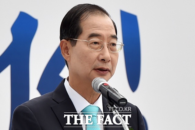 윤석열 대통령 당선인은 3일 통의동 대통령직인수위원회 1층 공동기자회견장에서 초대 국무총리 후보자로 한덕수 전 총리를 내정했다고 발표했다. /더팩트 DB