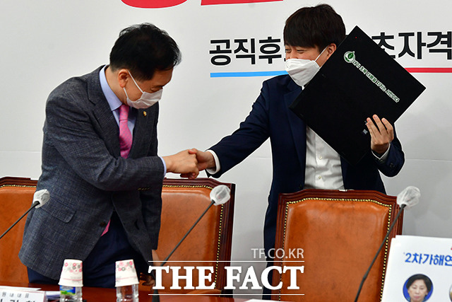 이준석 국민의힘 대표(오른쪽)가 김기현 원내대표와 인사를 하고 있다.