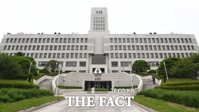 우리복지시민연합이 윤석열 인수위원회에게 간병 살인 사건과 같은 비극적인 일을 막을 수 있는 대책 마련을 촉구하는 성명을 발표했다. 대법원 전경/더팩트DB