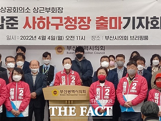 국민의힘 이갑준 예비후보는 4일 오전 11시 부산시의회에서 기자회견을 열고 오는 지선에서 부산 사하구청장 출마를 선언했다./부산=조탁만 기자.