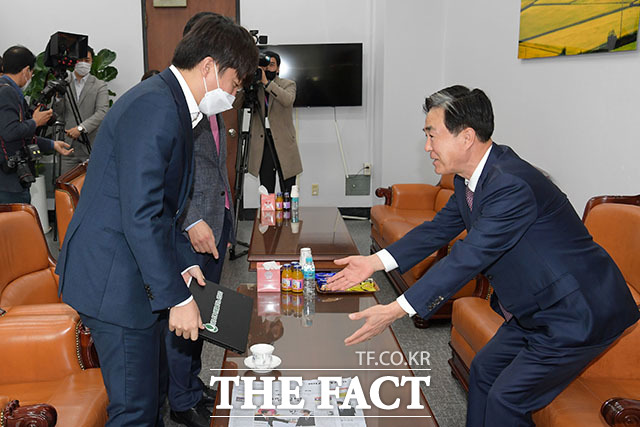 이 대표와 김기현 원내대표에게 자리 권하는 김태흠 의원(오른쪽).