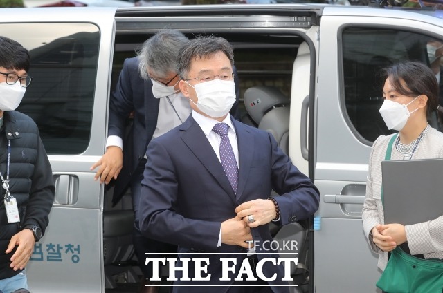 화천대유 대주주 김만배(가운데) 씨가 지난해 10월 서울중앙지법에서 열린 구속 전 피의자심문(영장실질심사)에 출석하고 있다. /이동률 기자