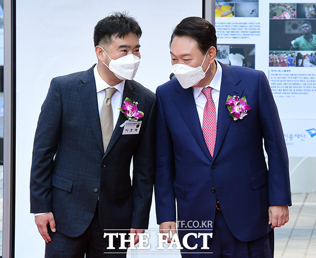 윤석열 대통령 당선인(오른쪽)과 이야기 나누는 이호재 한국사진기자협회장.