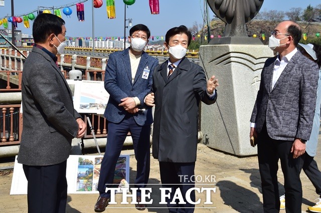 조규일(가운데)진주시장이 천수교~소망진산 승강기 설치사업 현장을 방문해 추진 사항을 점검하고 있다./진주시 제공