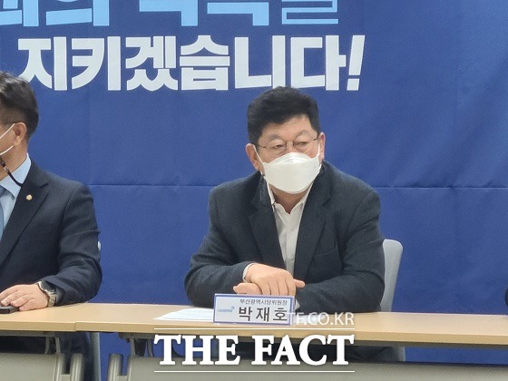 더불어민주당 박재호(남구을·2선) 부산시당위원장은 4일 오전 10시 30분 연제구에 있는 시당에서 열린 비대위 회의에서 0.73%라는 적은 표차가 그 이유는 아니다. 정권교체 자체가 가지는 파급력이 과거보다 점점 더 작아지고 있기 때문이다고 밝혔다./부산=조탁만 기자.