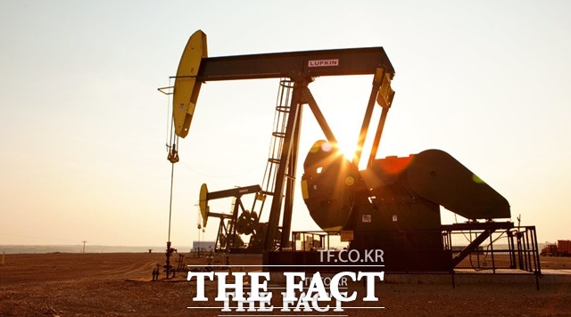 러시아와 우크라이나간 전쟁 지속 영향으로 급등한 국제유가가 국제에너지기구(IEA) 회원국 비축유 방출 소식에 하락했다. 미국산 원유의 기준인 서부텍사스산원유(WTI)는 100달러 아래로 떨어졌. 미국 석유회사 헤스코퍼레이션의 노스다코타주 유전에서 원유를 끌어올리는 펌프잭이 움직이고 있다./헤스코퍼레이션