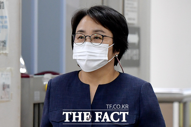 환경부 블랙리스트 사건으로 1심에서 집행유예를 선고받은 신미숙 전 청와대 균형인사비서관이 지난해 9월 24일 오후 서울 서초구 서울고등법원에서 열린 항소심 선고공판에 출석하고 있다. /이선화 기자