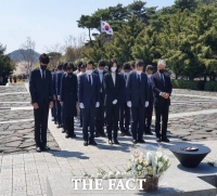  '대선 패배 '반성', 재기 다짐'…민주당 비대위 노무현 전 대통령 묘소 참배