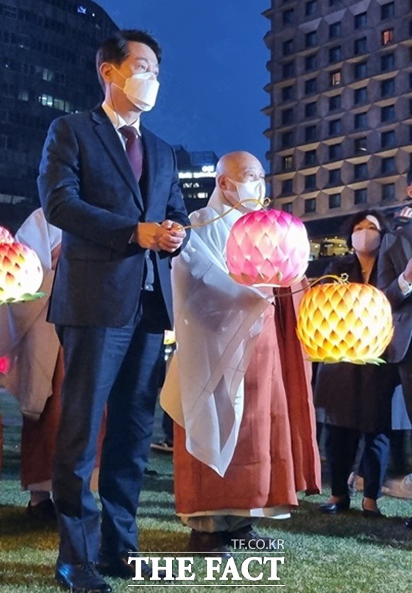 봉축점등식에 참석한 오세훈 서울시장(왼쪽)과 조계종 총무원장 원행스님이 탑돌이를 하고 있다.