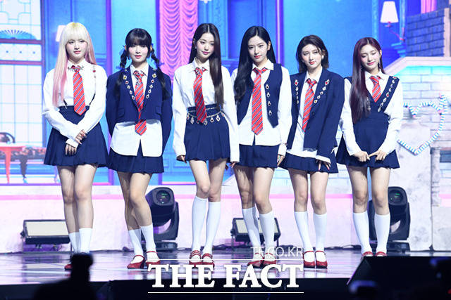 걸그룹 아이브 유진과 가을, 레이, 원영, 리즈, 이서(왼쪽부터)가 5일 오후 서울 용산구 블루스퀘어 마스터카드홀에서 열린 두 번째 싱글앨범 LOVE DIVE 쇼케이스에 참석해 취재진을 향해 포즈를 취하고 있다. 아이브의 두 번째 미니앨범 LOVE DIVE는 사랑할 용기가 있다면 언제든지 뛰어들어 보라는 당당하고 거침없는 매력이 담긴 앨범이다. Z세대 아이브의 정체성을 고스란히 녹여냄과 동시에 더욱 화려하고 세련된 이미지를 강조했다. /임세준 기자