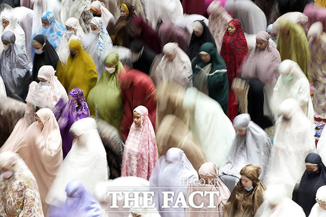 3일(현지시간) 인도네시아 자카르타 이스티클랄 모스크에서 무슬림 여성들이 기도를 하고 있다. /인도네시아=AP.뉴시스