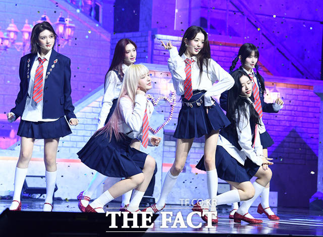 걸그룹 아이브가 5일 오후 서울 용산구 블루스퀘어 마스터카드홀에서 열린 두 번째 싱글앨범 LOVE DIVE 쇼케이스에 참석해 화려한 무대를 펼치고 있다. 아이브의 두 번째 미니앨범 LOVE DIVE는 사랑할 용기가 있다면 언제든지 뛰어들어 보라는 당당하고 거침없는 매력이 담긴 앨범이다. Z세대 아이브의 정체성을 고스란히 녹여냄과 동시에 더욱 화려하고 세련된 이미지를 강조했다. /임세준 기자